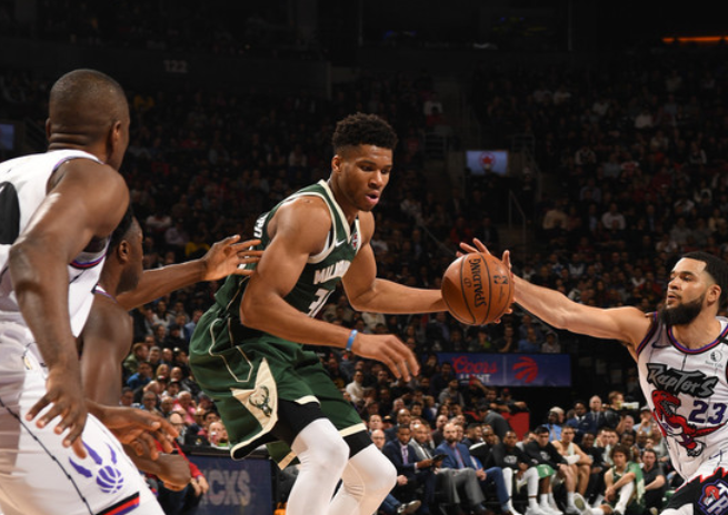 NBA约基奇补时争议绝杀勇士，终结对手七连胜登顶西部引热议